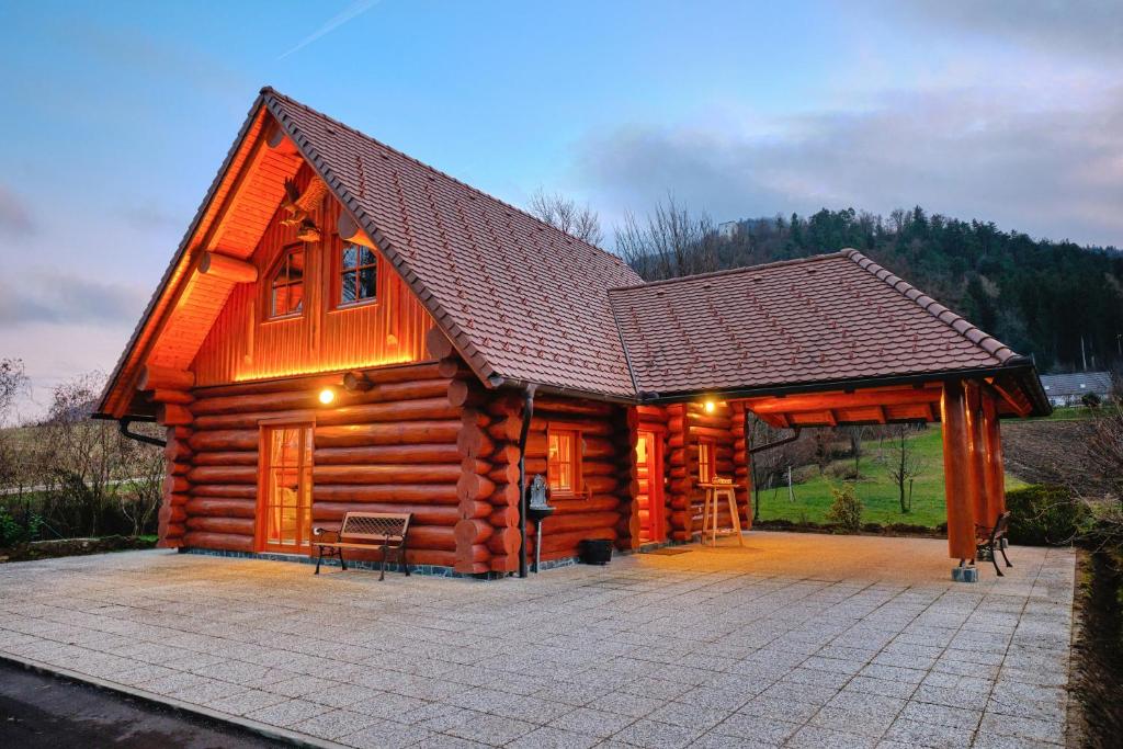 斯洛文尼亚科尼采Mia Bella luxury chalet in Slovenske Konjice的小木屋前面设有凉亭