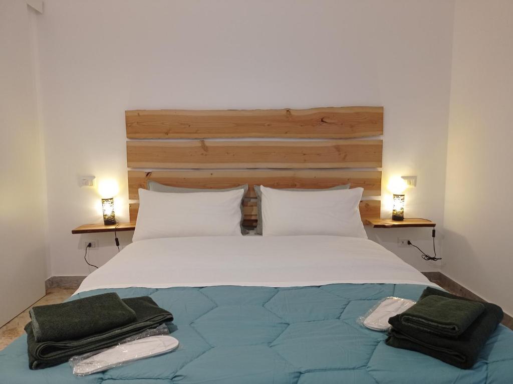 巴里Casa RA的一间卧室配有一张大床和两条毛巾