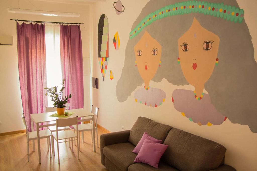 卡利亚里Appartamento Lilla dei Buoni e Cattivi的客厅配有沙发和桌子