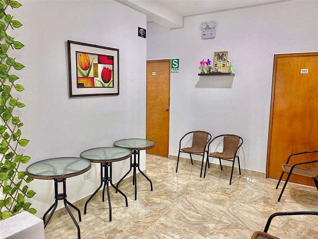 塔拉波托CASA SHILCAYO Habitaciones Vacacionales的一间设有两张桌子和椅子的等候室