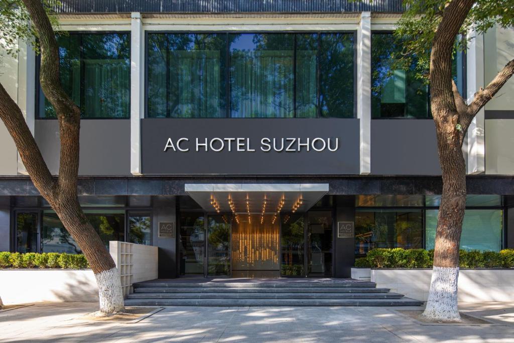 苏州苏州万豪AC酒店的一座有标志的建筑,上面写着ac hotel sukhumvit subway