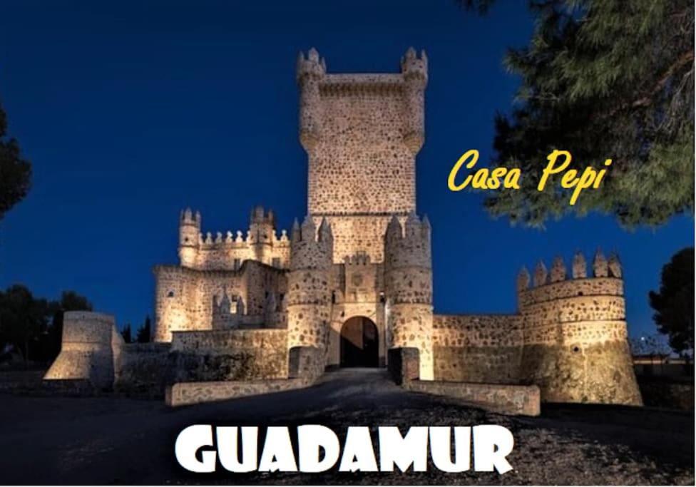 GuadamurCasaPepi, 5 minutos Parque Puy du Fou的城堡在晚上被点燃,上面写着瓜达兰丹的话