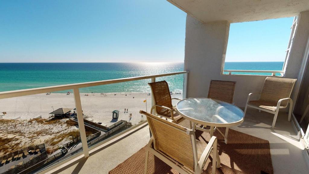 德斯坦Beachside II 4297的客房设有一个享有海滩美景的阳台。