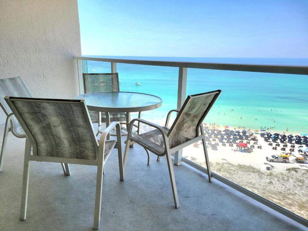 德斯坦Beachside II 4302的一张桌子和椅子,享有海滩美景