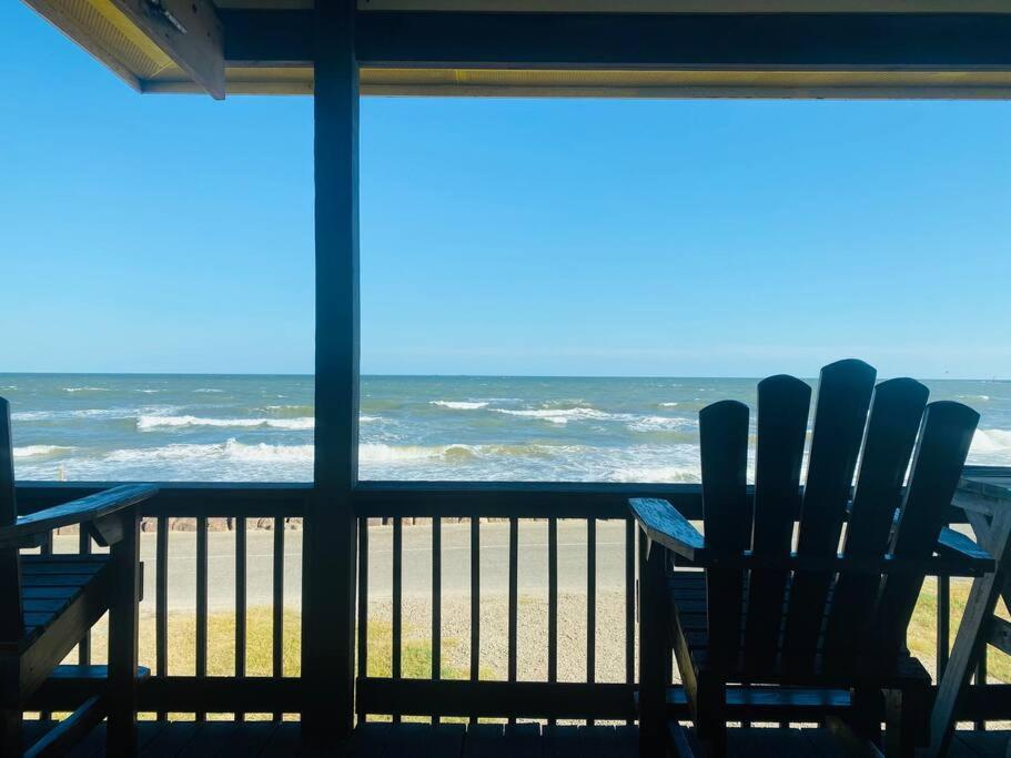 瑟夫赛德海滩Beach House with Ocean view的门廊享有海景,配有椅子