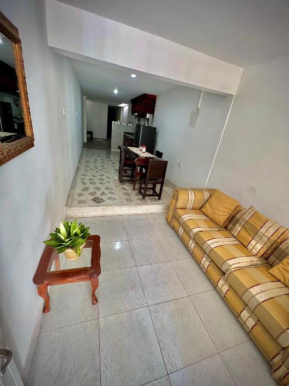 巴耶杜帕尔Acogedor apartamento amoblado con parqueadero的客厅配有床和桌子