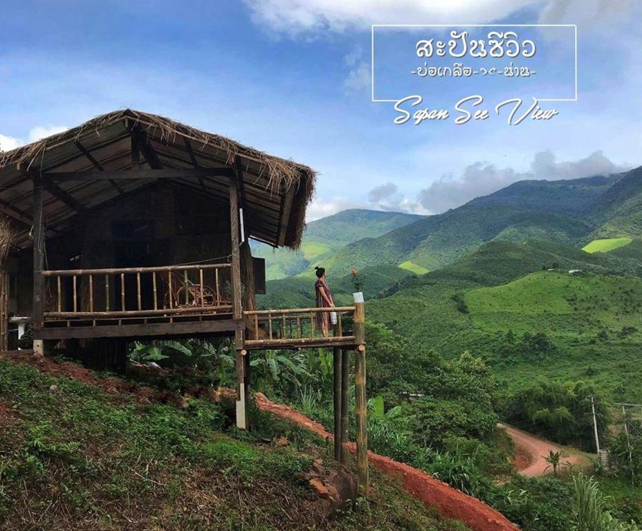 Ban Huai Tiสะปันซีวิว ที่พักบ้านสะปัน บ่อเกลือ น่าน的站在木制平台上俯瞰山谷的男人