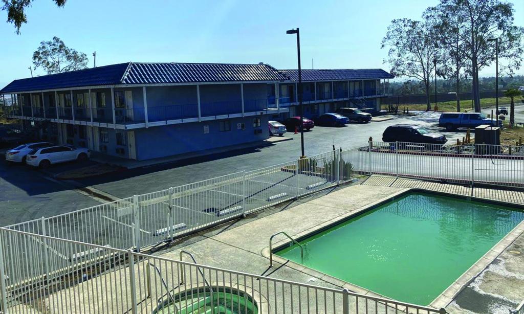 里弗赛德CIRCLE INN的停车场内有游泳池的建筑