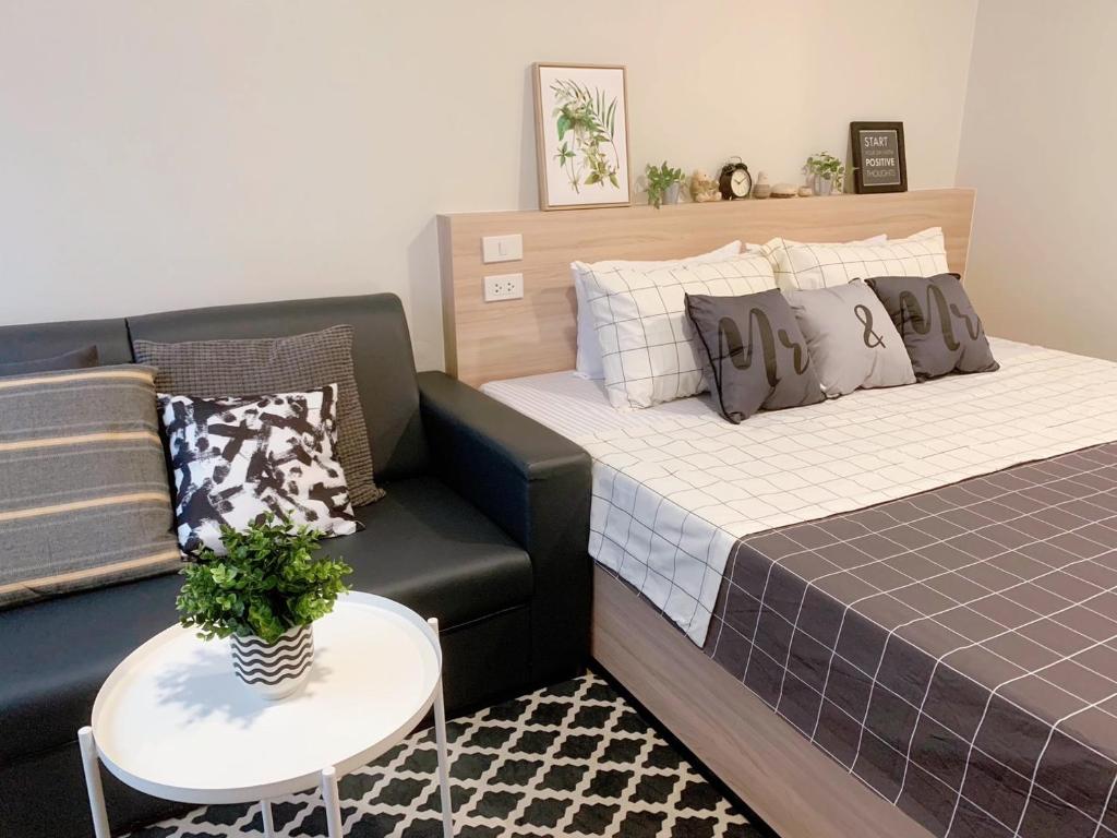 北榄Increase hotel & residence的客厅配有床和沙发