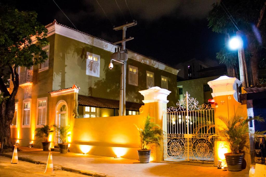 累西腓NovoHotell Recife的夜晚在门前有门的房子