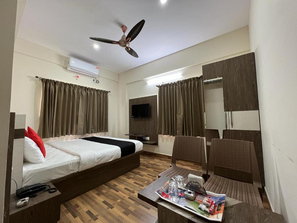 班加罗尔Hotel JP Grand的一间卧室配有一张床和吊扇