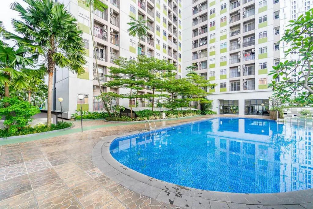 切特-希利尔RedLiving Apartemen Serpong Green View - Hapukh Room Tower B的大楼中央的大型游泳池