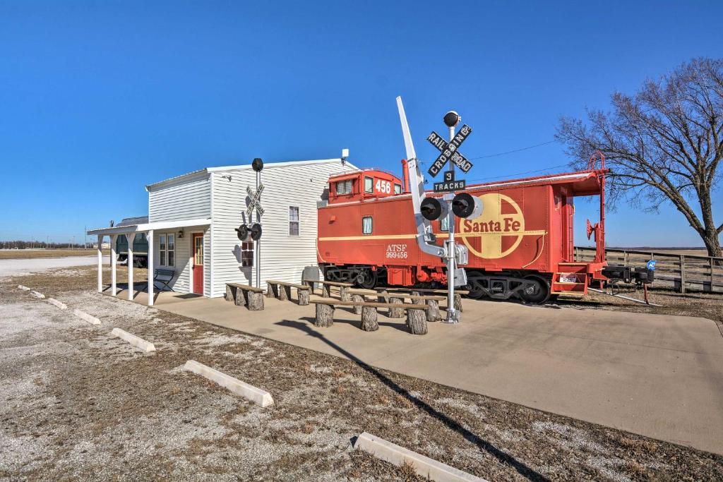 乔普林Unique Joplin Gem Converted Train Car Studio的火车站旁的火车车厢