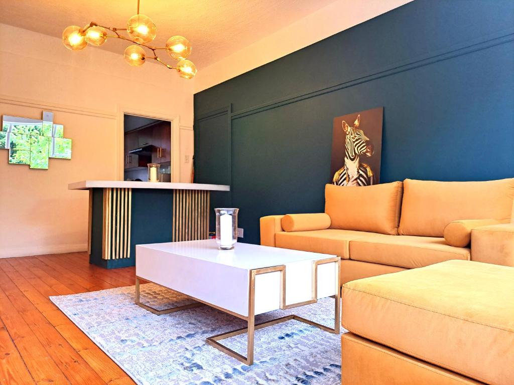 开普敦Secure Modern 2 bed - excellently located的带沙发和咖啡桌的客厅