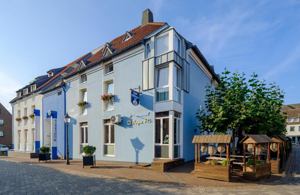 克桑滕尼伯龙根霍夫酒店的街上的蓝色和白色建筑