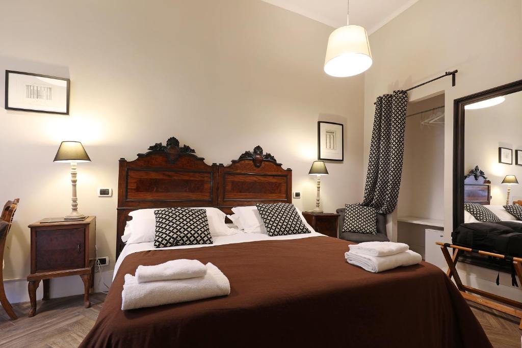 罗马马斯尼公寓的一间卧室配有一张大床和两条毛巾