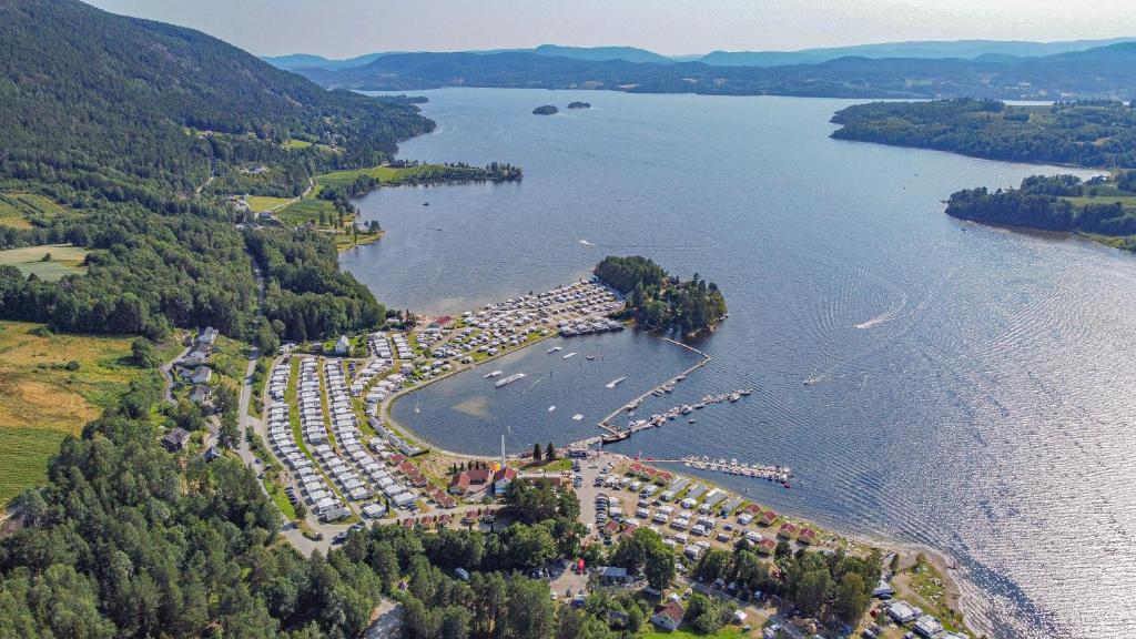AkkerhaugenFirst Camp Norsjø Telemark的享有湖上度假村的空中景致