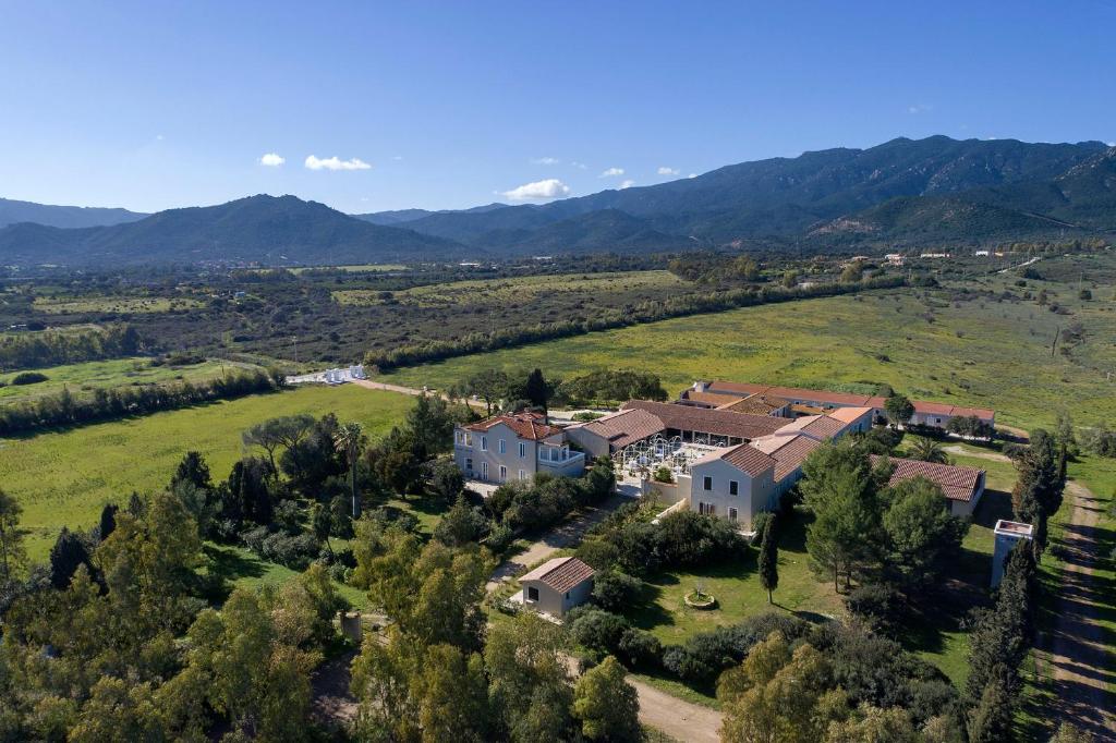 普拉Villa Cavalieri Country Hotel的田野房屋的空中景观