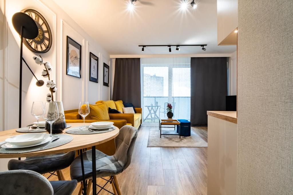 拉多姆ApartamentySnu, Struga Tower Gold z parkingiem的客厅配有桌子和沙发
