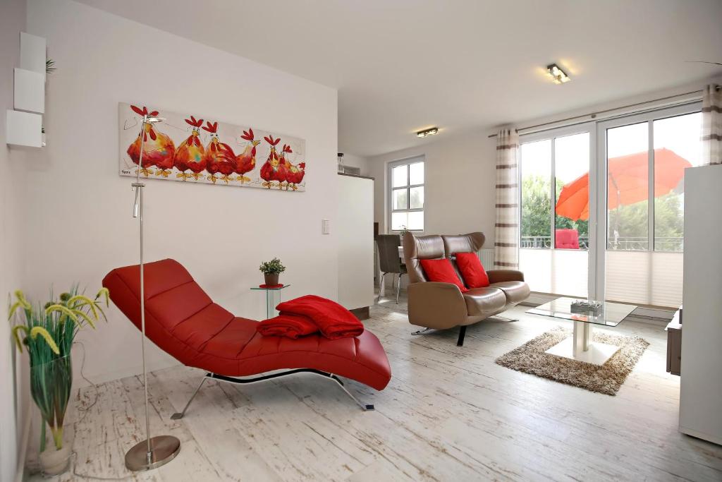 海利根达姆Residenz von Flotow Wohnung 13的客厅配有红色椅子和沙发