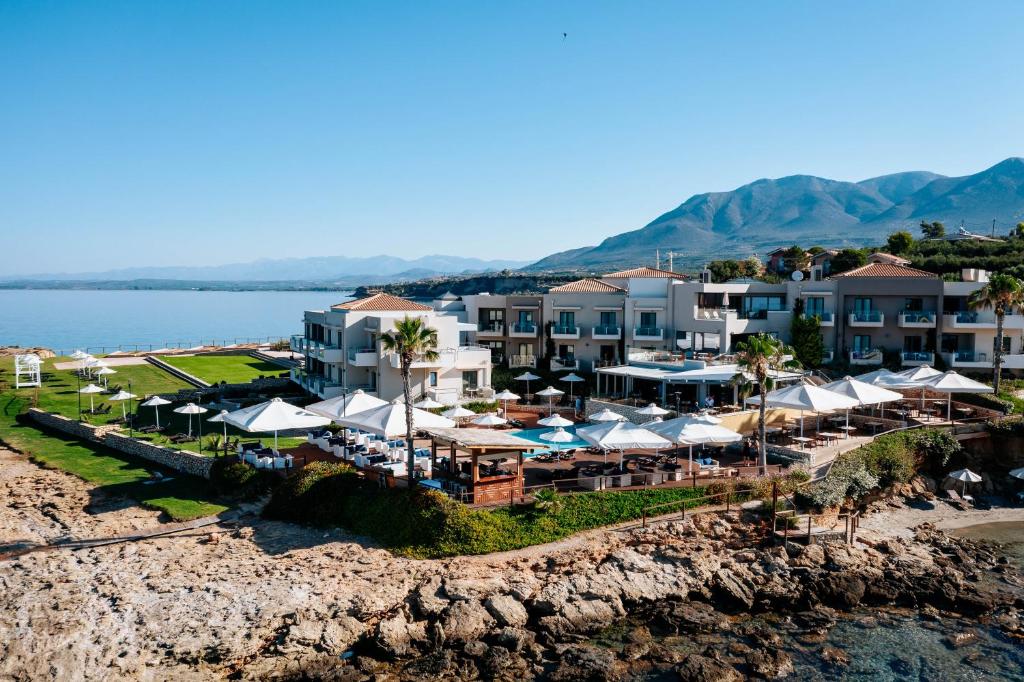埃利亚·拉克尼亚斯阿拉斯Spa度假酒店的海滩上的度假村的空中景致