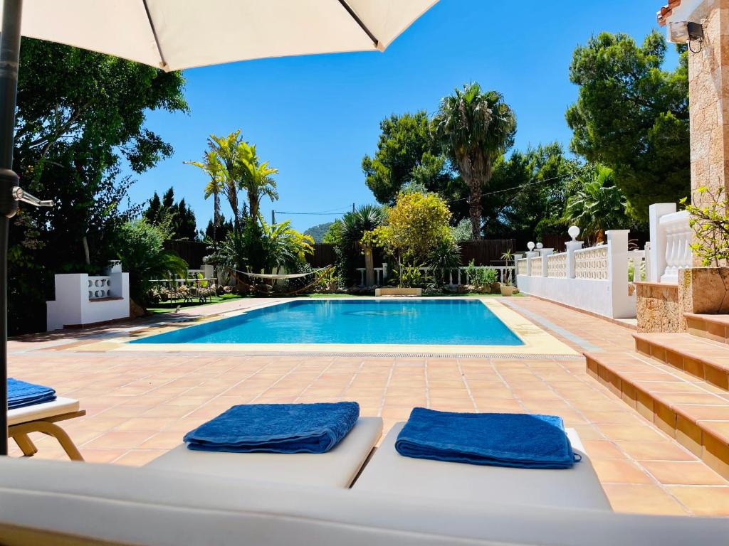Sant Francesc de s'EstanyVilla con piscina gigante的别墅 - 带游泳池及2条蓝色毛巾