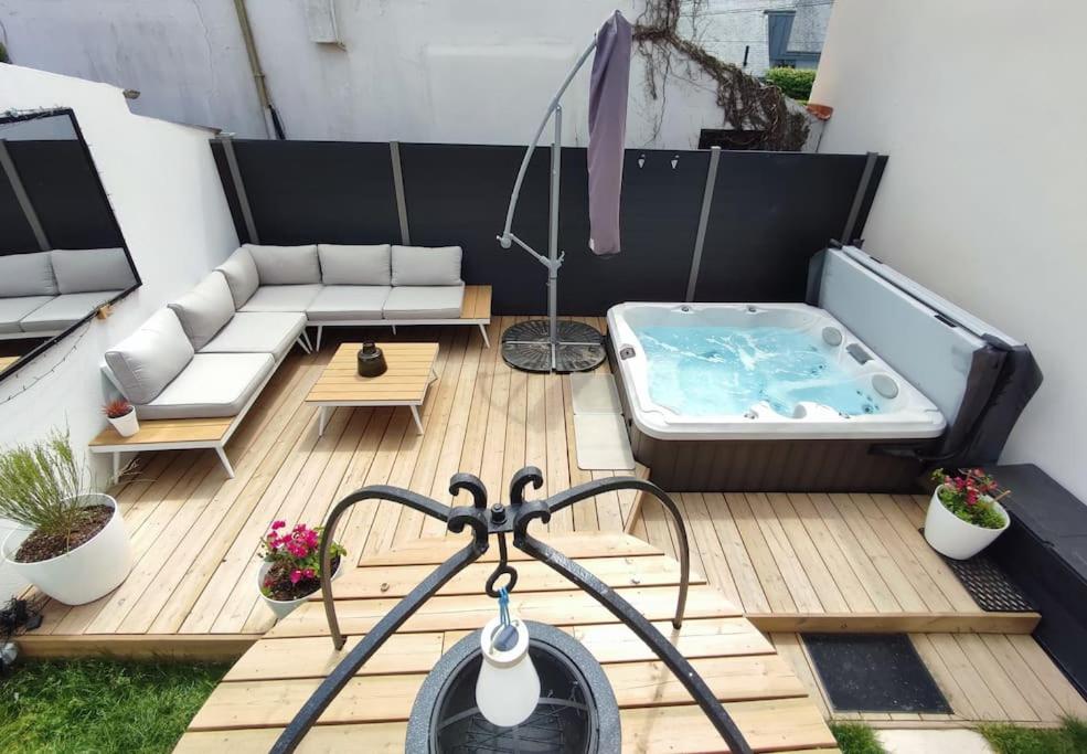 南特Ô'date gîte &spa的甲板上设有热水浴池的小天井