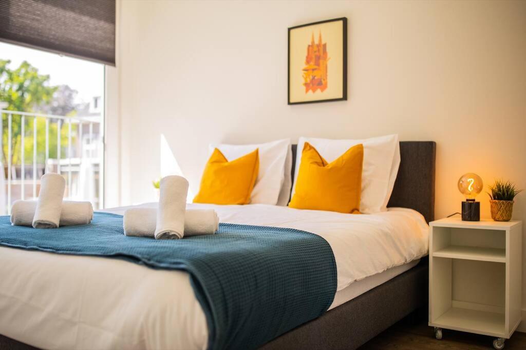 埃因霍温Lovely 3 Bedroom Apartment in Eindhoven 65m2的一间卧室配有一张带黄色枕头的大床