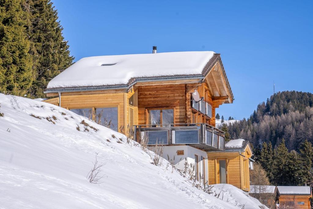 利德阿尔卑斯Chalet Elsa的雪覆盖的山丘上的木屋