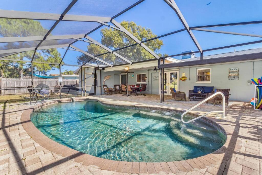 克利尔沃特Perfect for Family Gatherings with a Heated Pool! - Clearwater's Clear Choice的一座带房子的庭院内的游泳池