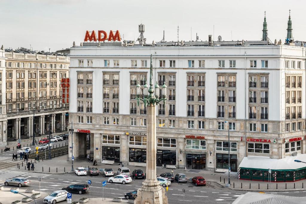 华沙MDM市中心酒店的一座白色的大建筑,上面有标志