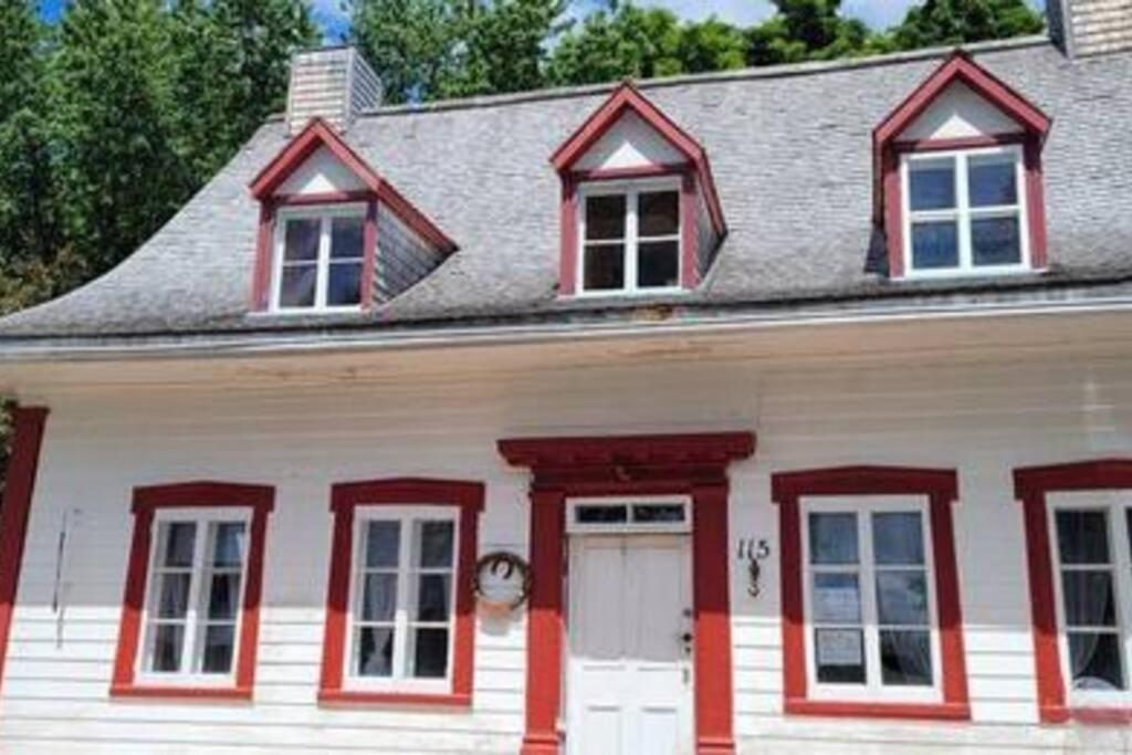 Saint-JeanOm chalet 1 avec spa face au fleuve的白色的房子,有红色的修饰和白色的门