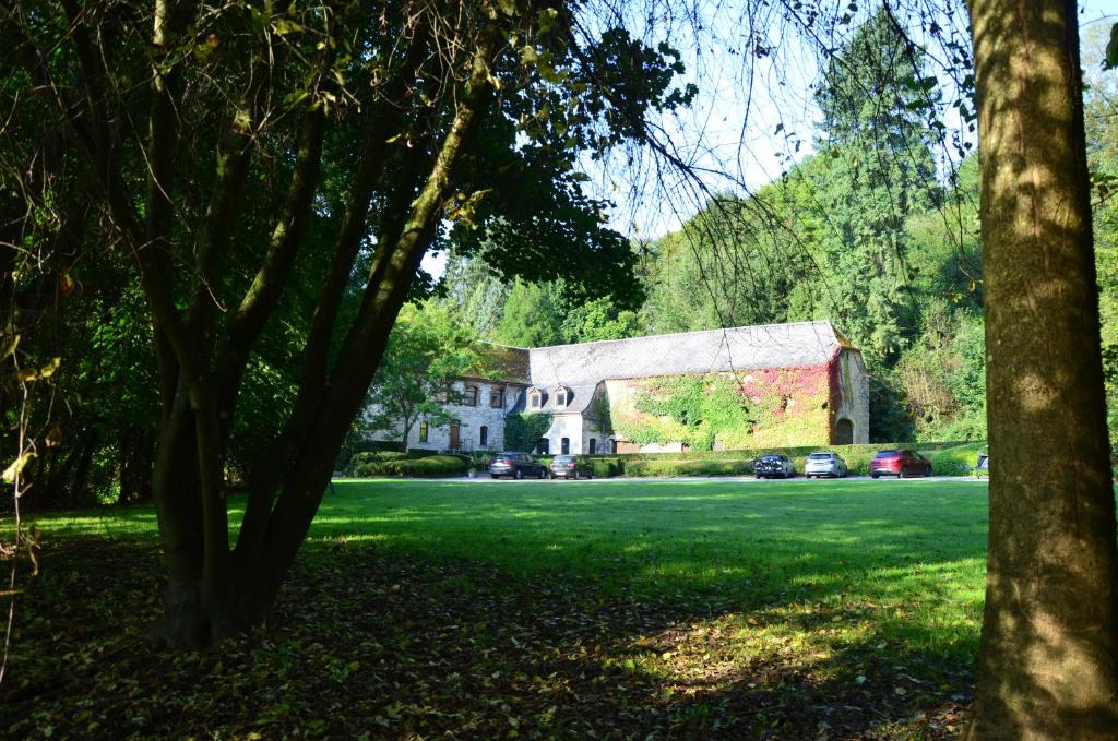 克吕佩德斯瑞米尔莫林酒店的一座带谷仓和树木的大型白色房屋