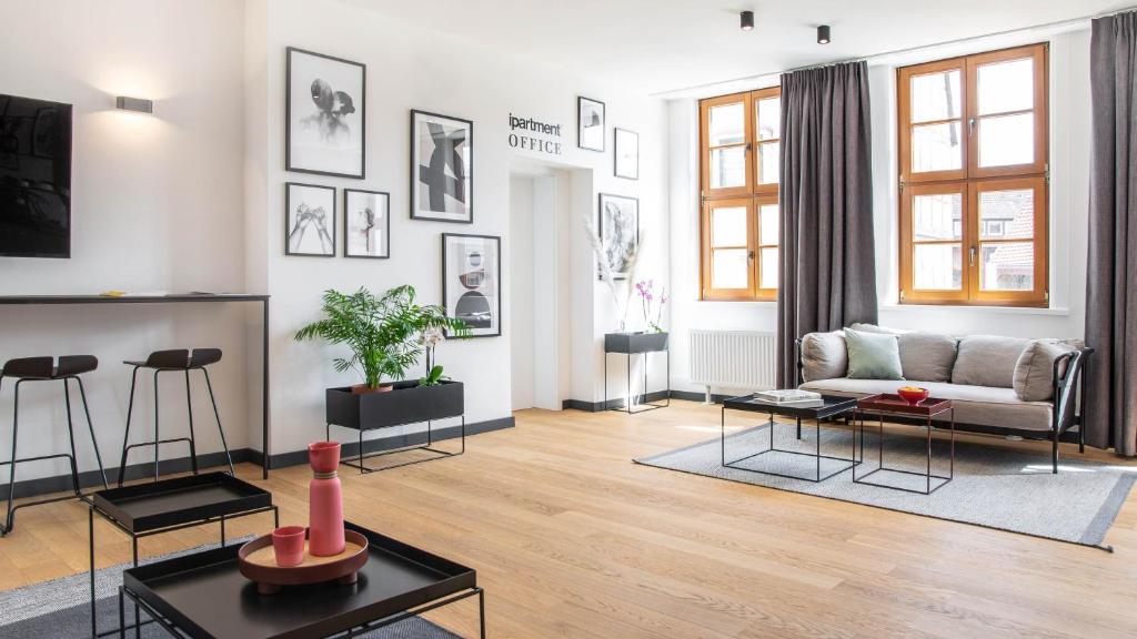 沃尔夫斯堡ipartment Wolfsburg的客厅配有沙发和桌子