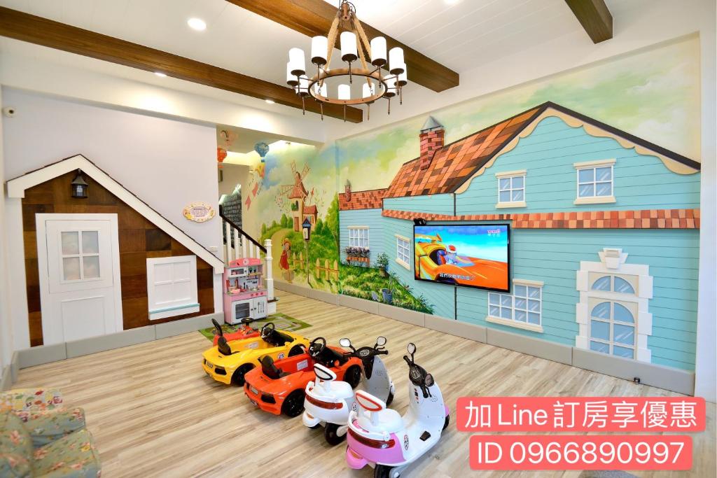 花莲市幸福童漾的一间有玩具车的房间和墙上的房子