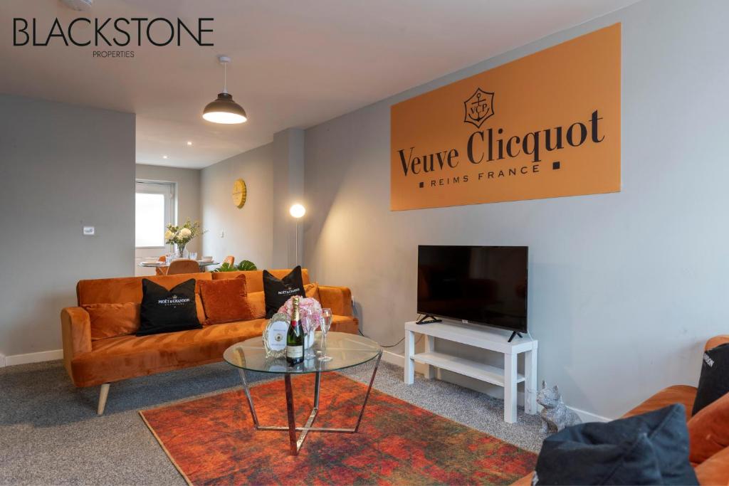 达灵顿Champagne House - 4 Bed Property plus 2 sofa beds by BPNE的带沙发和电视的客厅