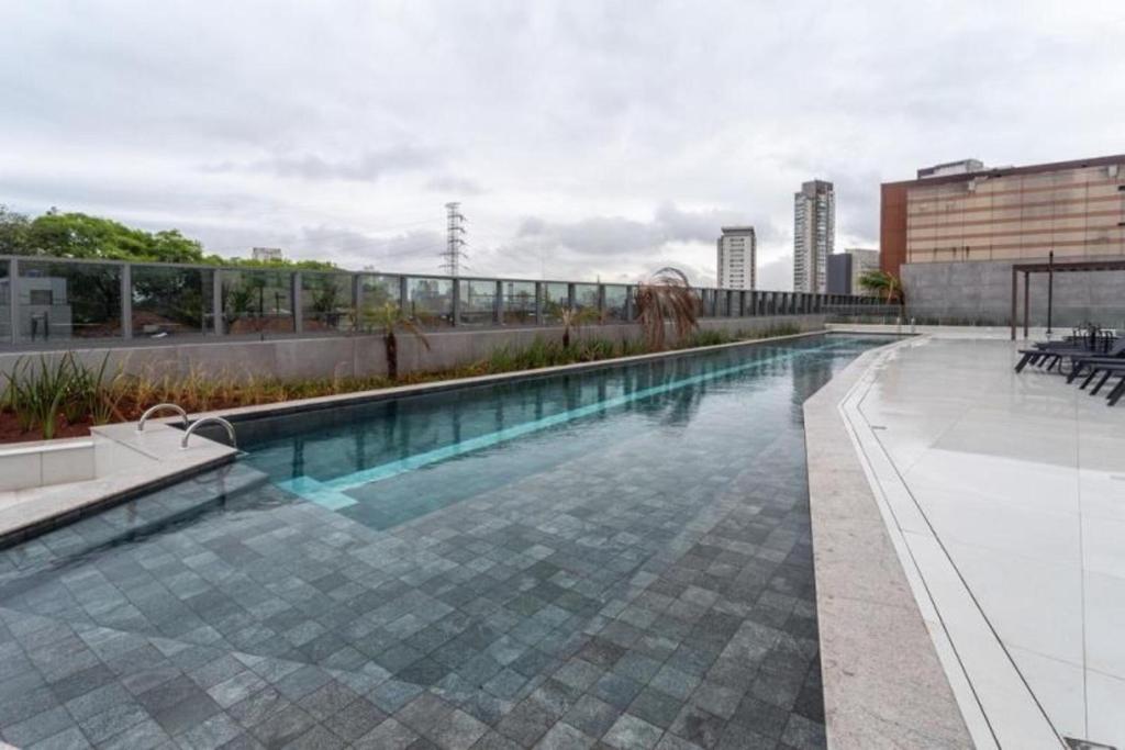 圣保罗Cityhome Platina Tatuapé的建筑物屋顶上的游泳池