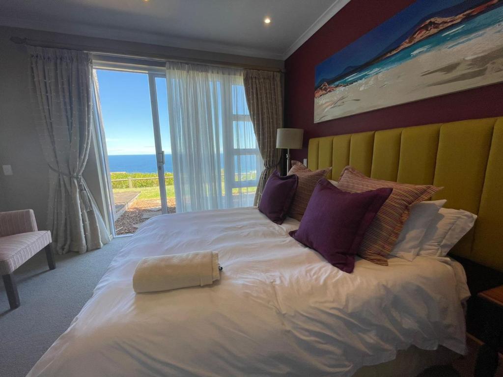 莫塞尔湾VIlla for Family and Golf的一张大床,位于带大窗户的房间里