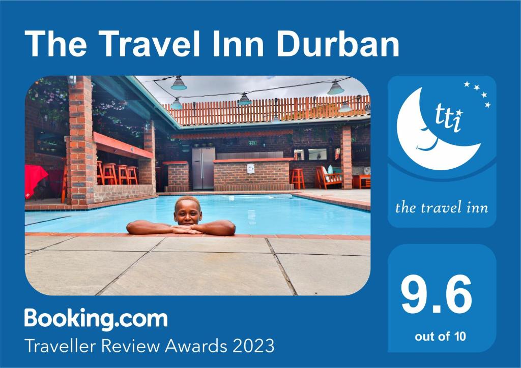 德班The Travel Inn Durban的躺在游泳池中的女人