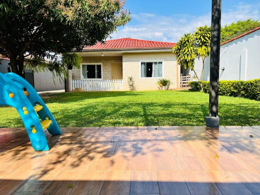 埃斯特城Casa Bignonia Amplio y confortable Ideal para familias con niños y mascotas的房子的院子中的一个蓝色滑梯