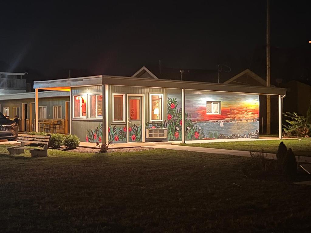 桑达斯基The Cedar Motel的夜晚,房子的一侧有壁画