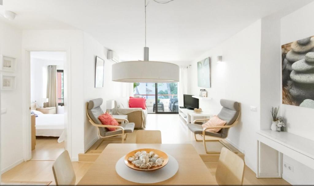 波连萨港Fantástico apartamento con WIFI的白色的客厅配有桌椅