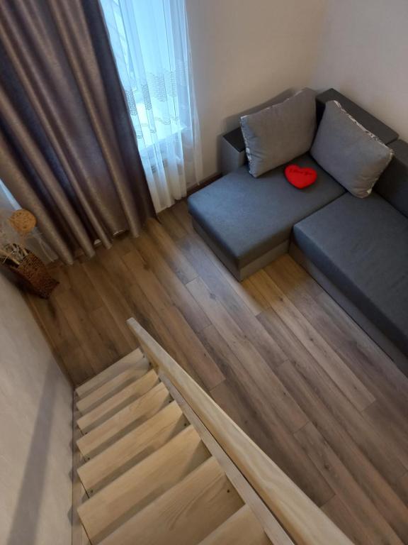 利沃夫Сьоме Небо的带沙发和楼梯的客厅