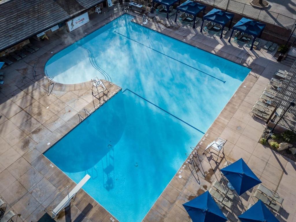 圣乔治Villa 27 - 4 Bedroom Townhome! Pool and Hot Tub!的享有带遮阳伞的大型蓝色游泳池的顶部景致