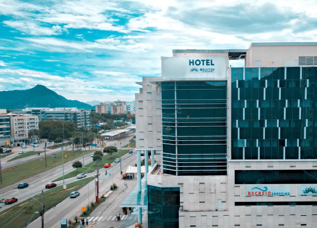里约热内卢eSuites Hotel Recreio Shopping的建筑顶部水印上的酒店