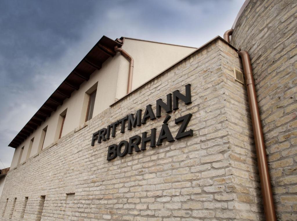 绍尔特沃德凯特Frittmann Borház的砖楼边的标志