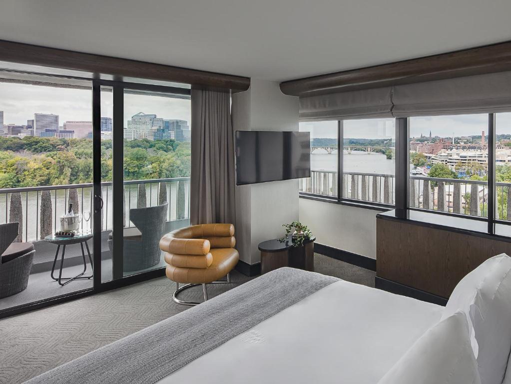 华盛顿乔治敦瓦特盖特酒店的酒店客房设有一张大床和一个阳台。