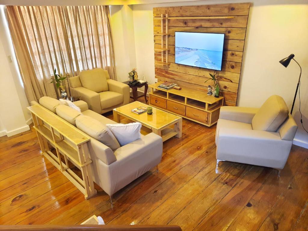 碧瑶The White Pine at No 7 Pucay Village的带沙发和平面电视的客厅