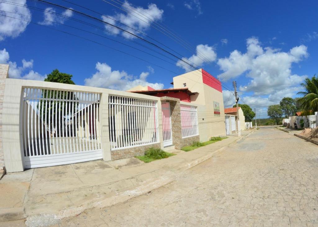 皮拉尼亚斯Pousada Marihá的街道边的白色围栏