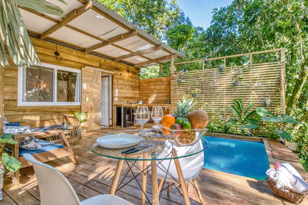 Big BightMonkey Tiny House - Private swimming pool的一个带桌椅的庭院和一个游泳池